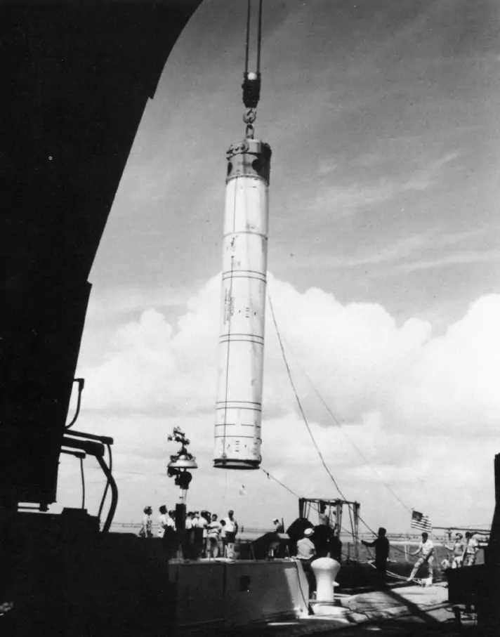 USS Sam Houston (SSBN 609) loads a Polaris A-2 missile in 1965.